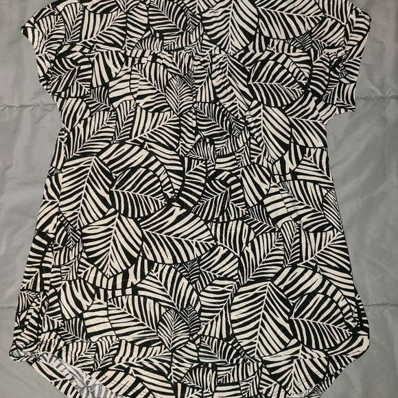 🌻 Donating Soon 🌻 | Black and white women's blouse size small - Picture 8 of 8